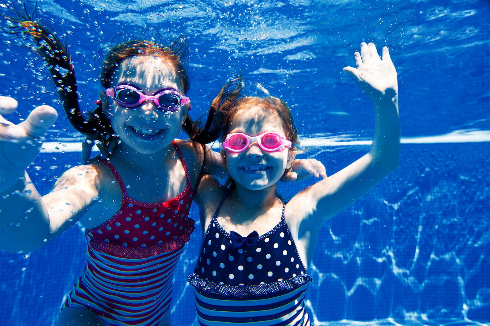 Filles nageant sous l'eau