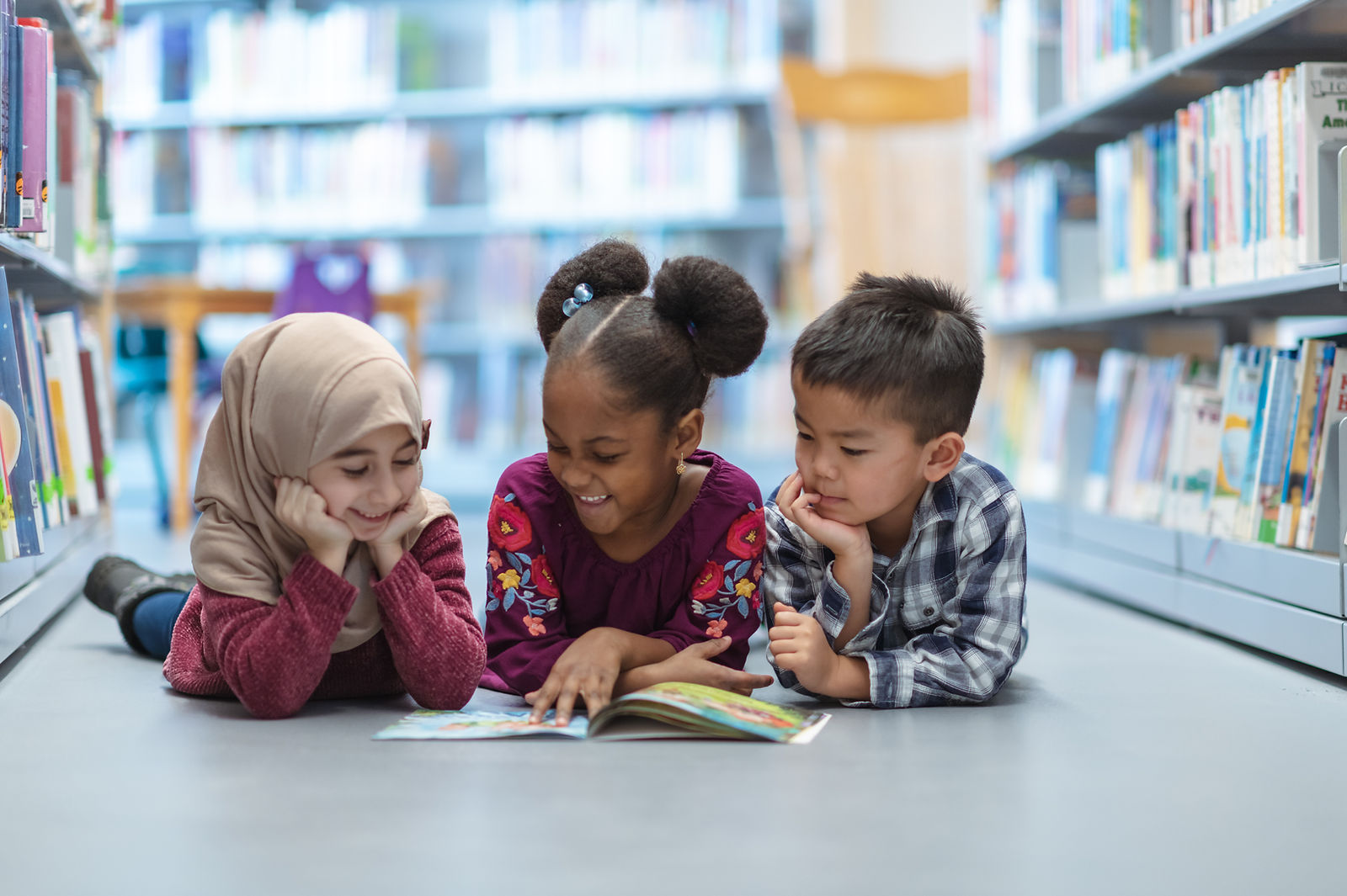 Enfants dans la bibliothèque
