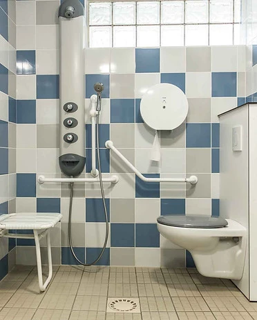 Salle de bain commune PMR