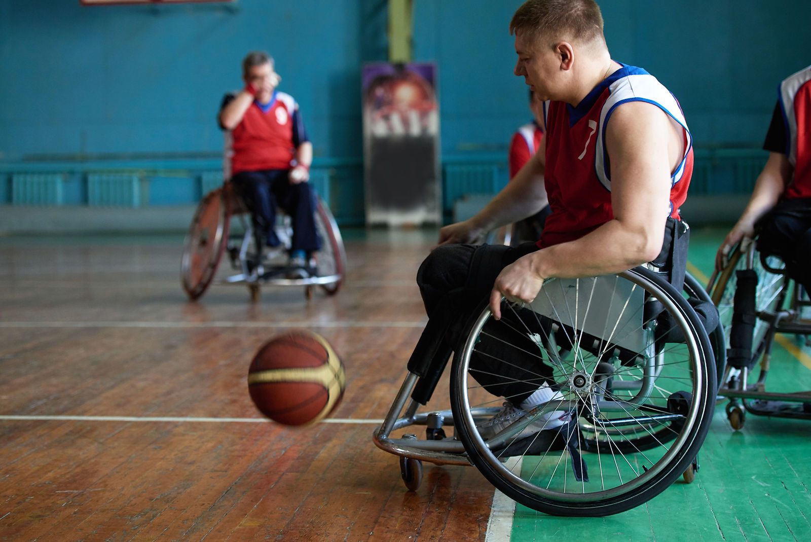 Athlètes handicapés jouant au basketball